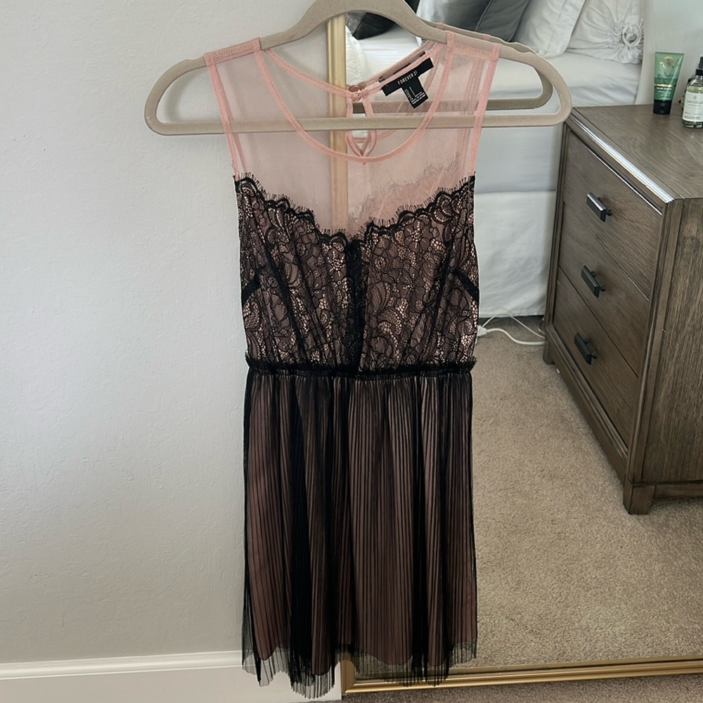 Forever 21 Lace Sleeveless Dress